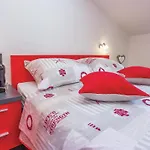 1 Bedroom Awesome Apartment In Makarska