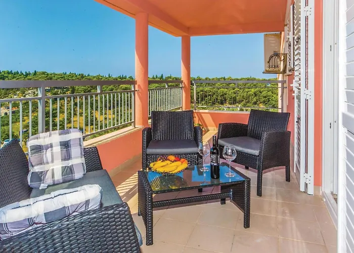 1 Bedroom Awesome Apartment In Makarska