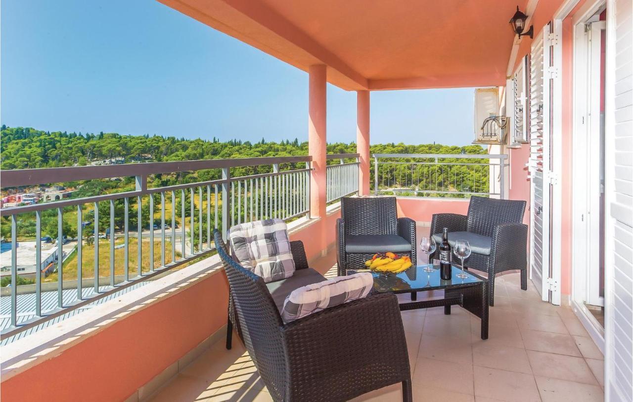 1 Bedroom Awesome In Apartment *