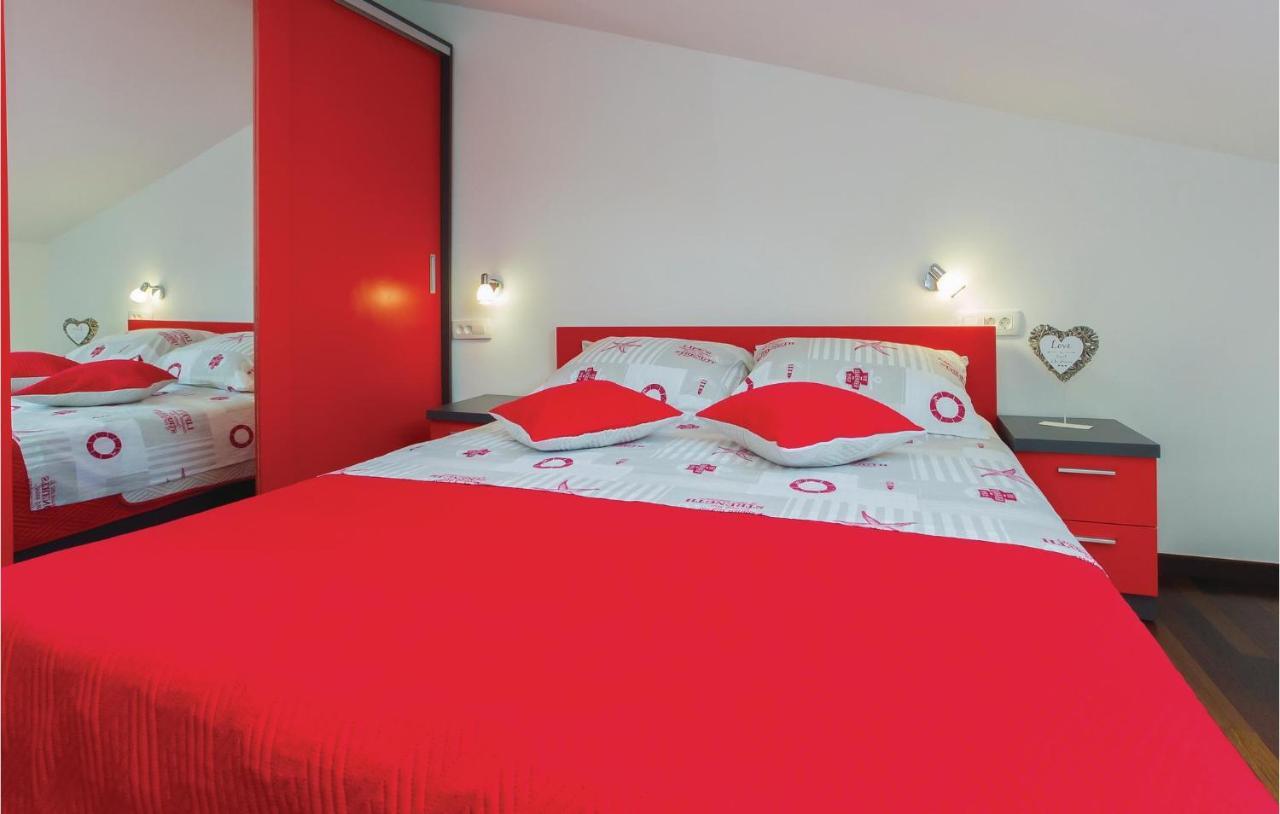 1 Bedroom Awesome In Apartment Makarska